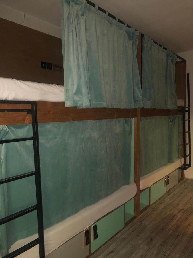 Хостел Stellar Capsules Семиньяк Экстерьер фото A bunk bed with curtains