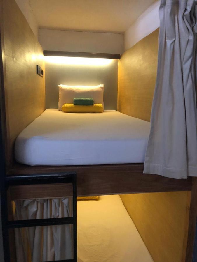 Хостел Stellar Capsules Семиньяк Экстерьер фото A capsule hotel room
