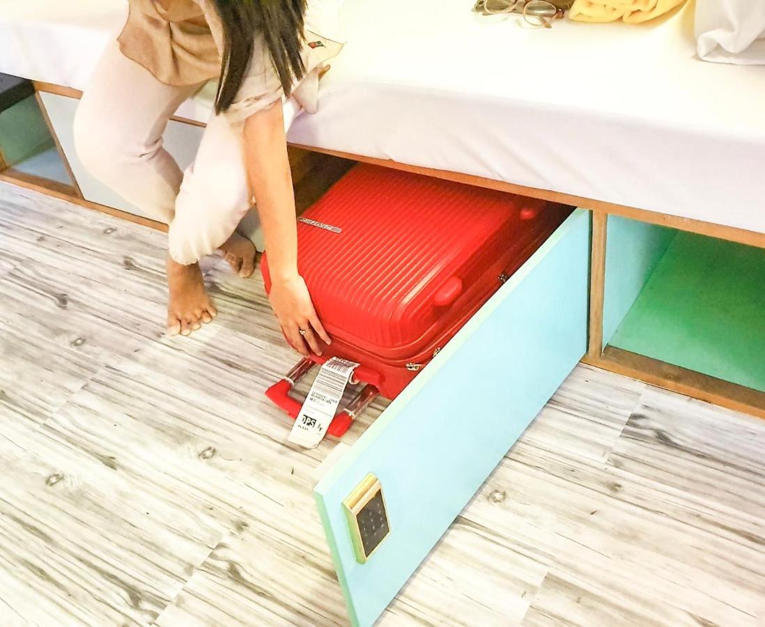 Хостел Stellar Capsules Семиньяк Экстерьер фото Luggage being placed in a hotel room